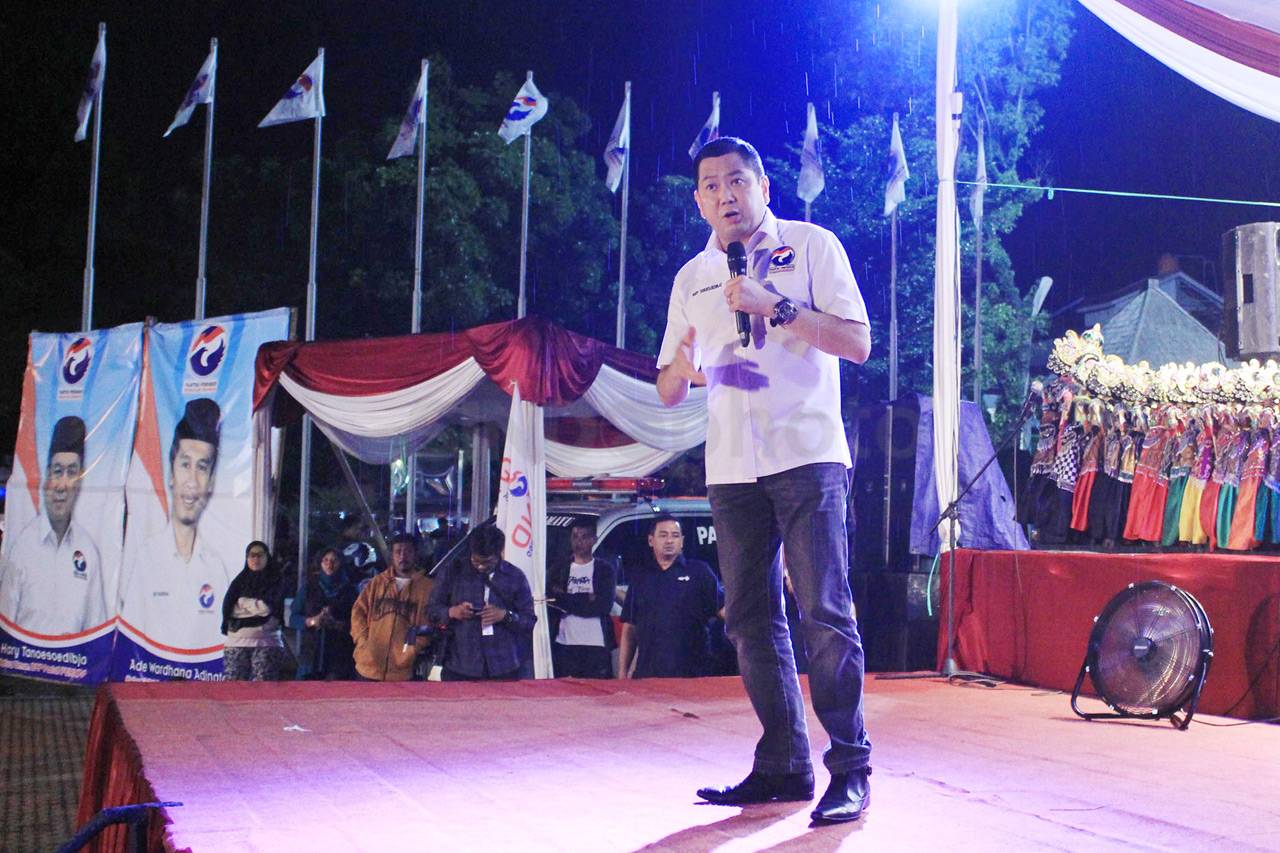 Di Bawah Guyuran Hujan...