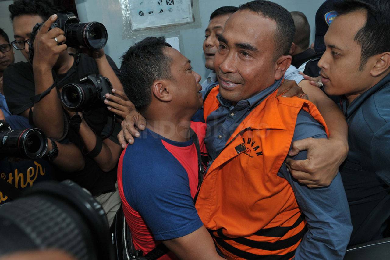 KPK Tahan Bupati Buton...