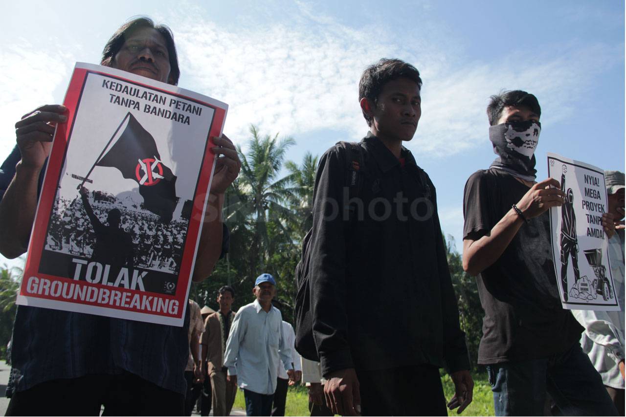 Puluhan Warga Tolak...