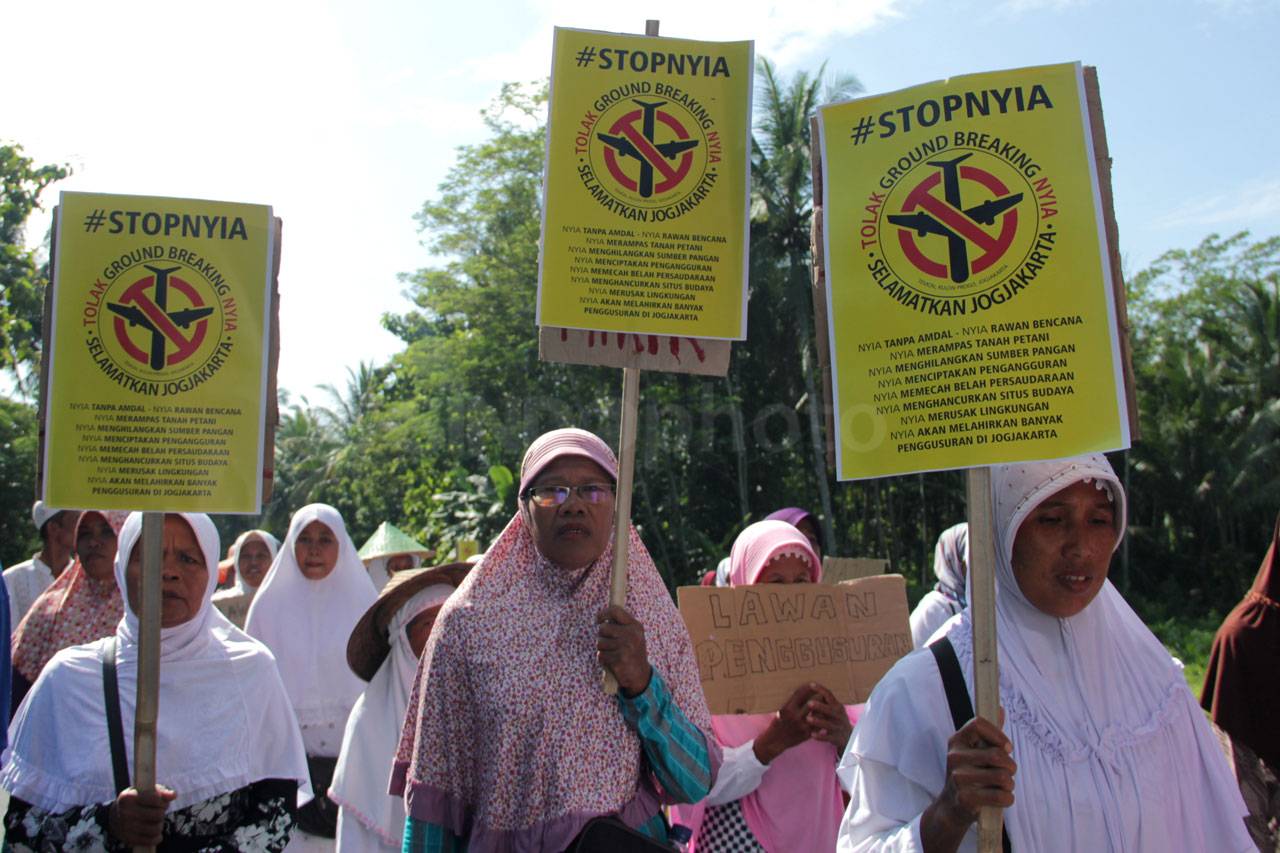 Puluhan Warga Tolak...