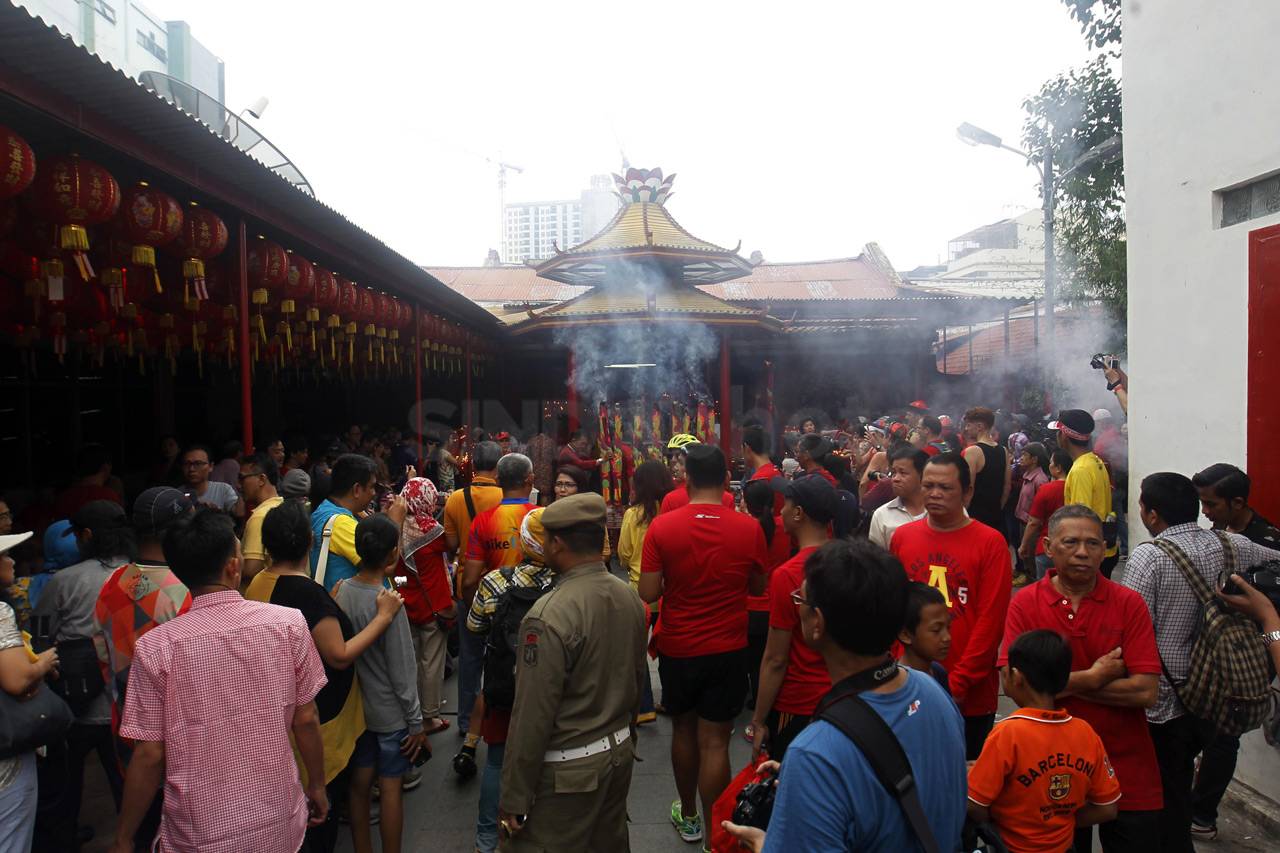 Warga Padati Vihara...