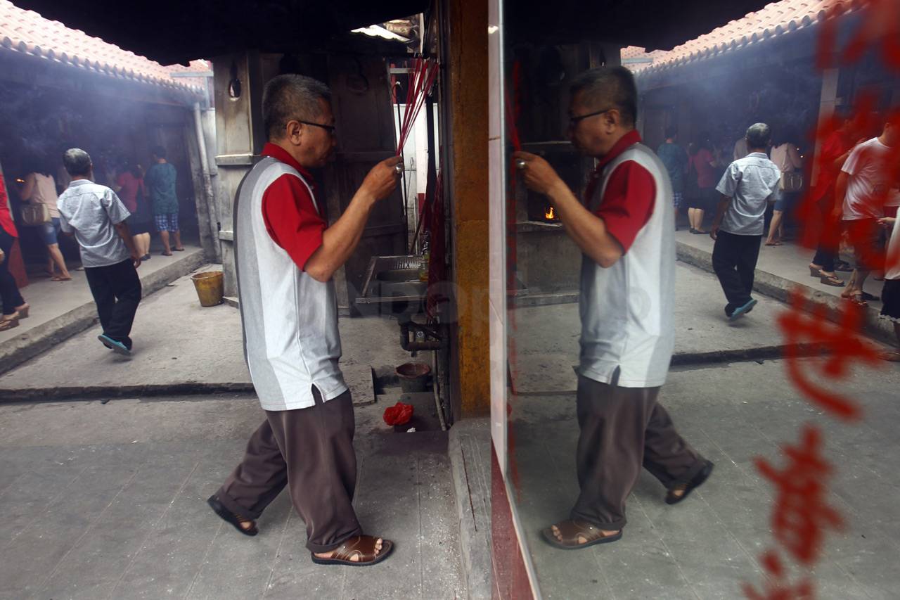Warga Padati Vihara...