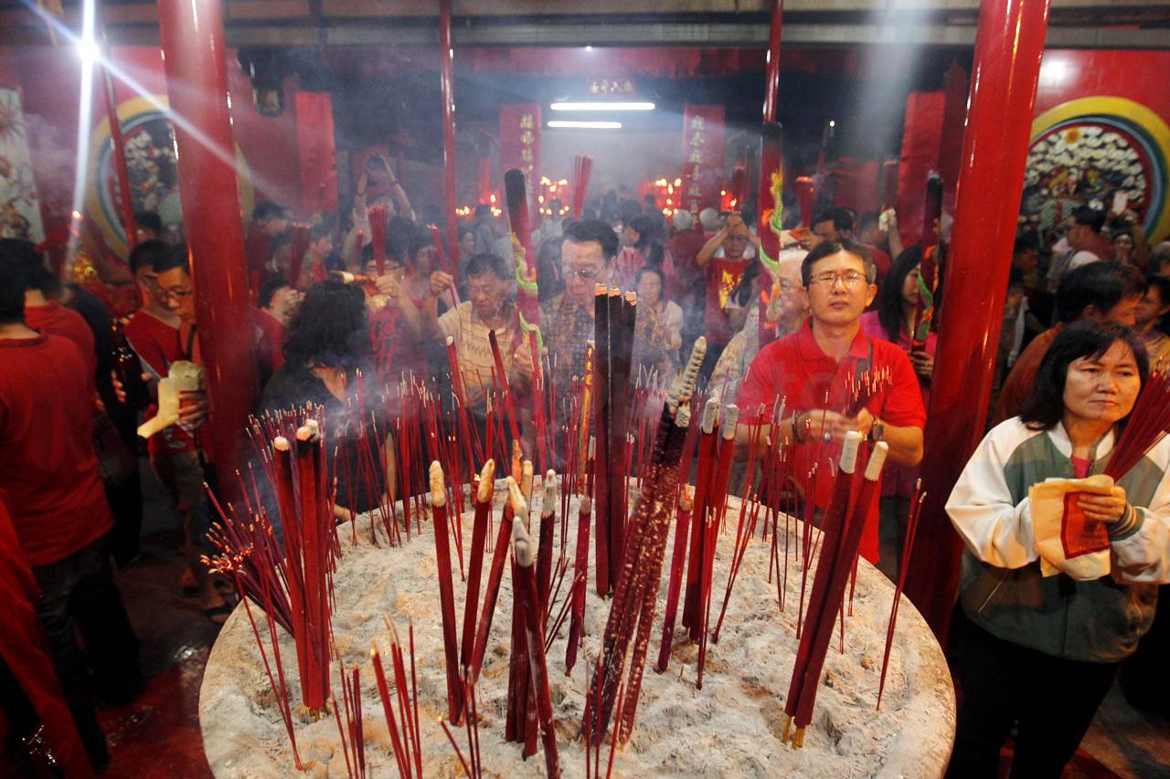 Warga Padati Vihara...