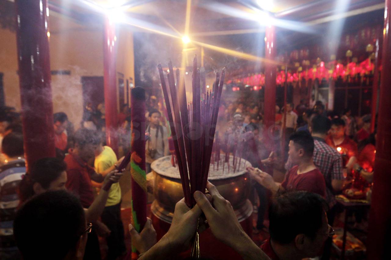 Warga Padati Vihara...