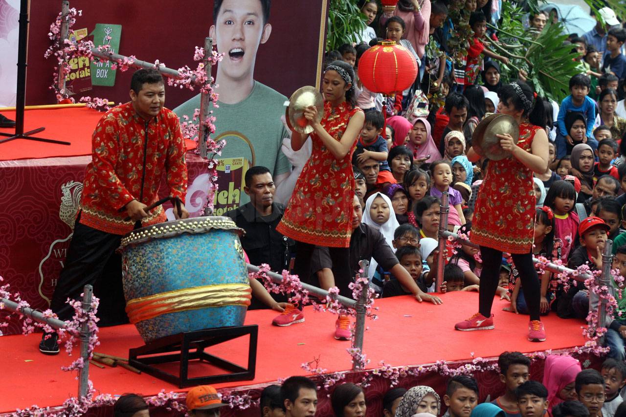 Ribuan Warga Saksikan...