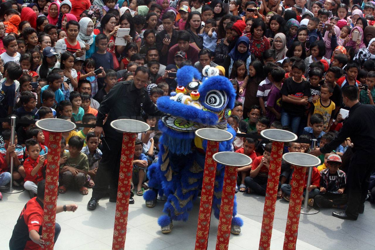 Ribuan Warga Saksikan...