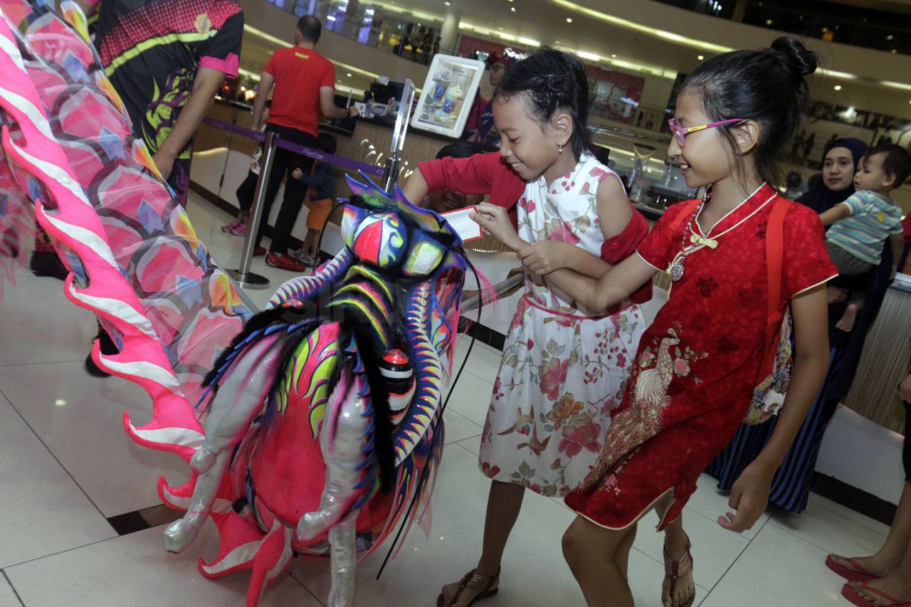 Atraksi Barongsai dan...