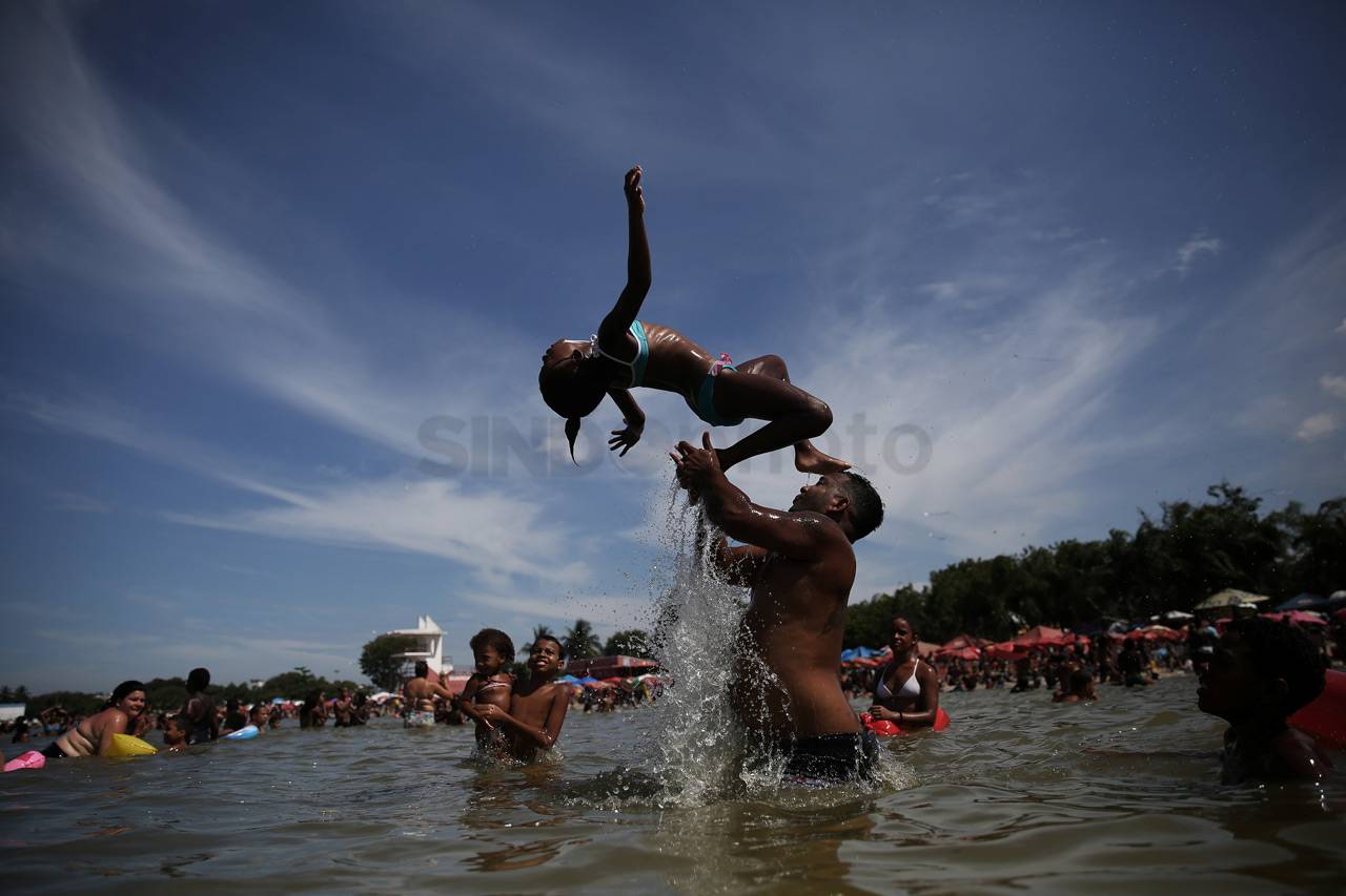 Kolam Renang Raksasa...