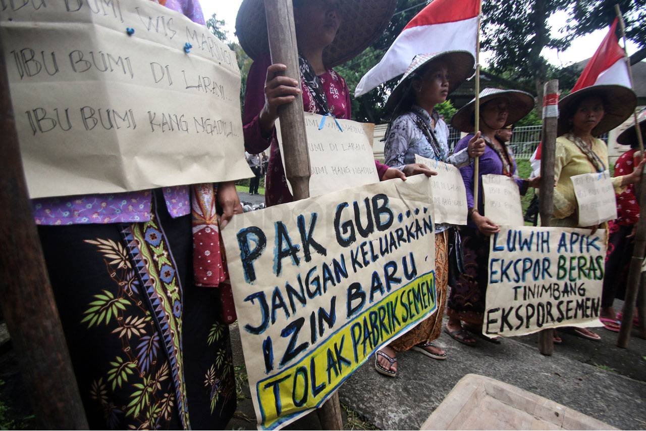 Dua Kubu Warga Unjuk...