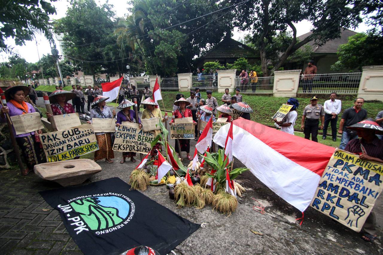 Dua Kubu Warga Unjuk...