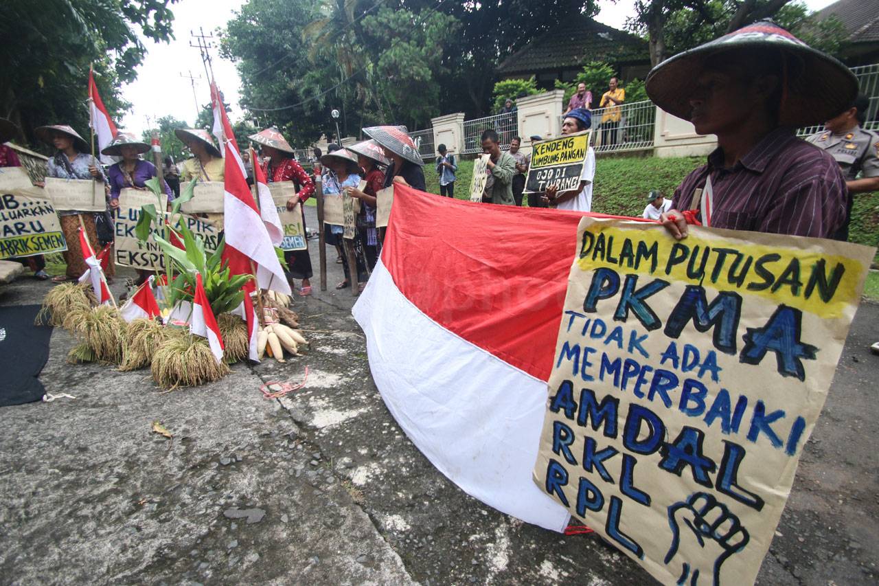 Dua Kubu Warga Unjuk...