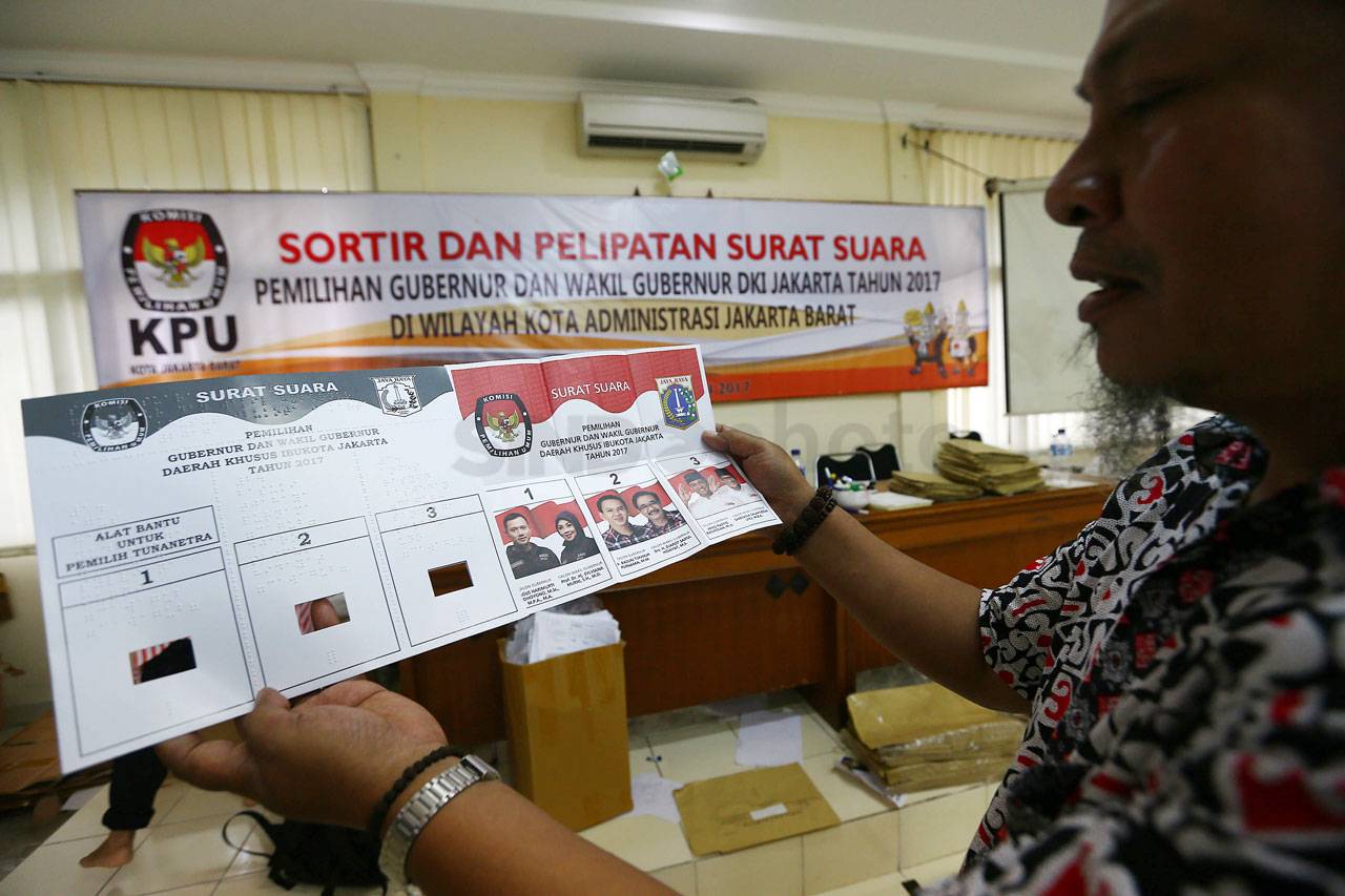 KPU Jakbar Distribusikan...