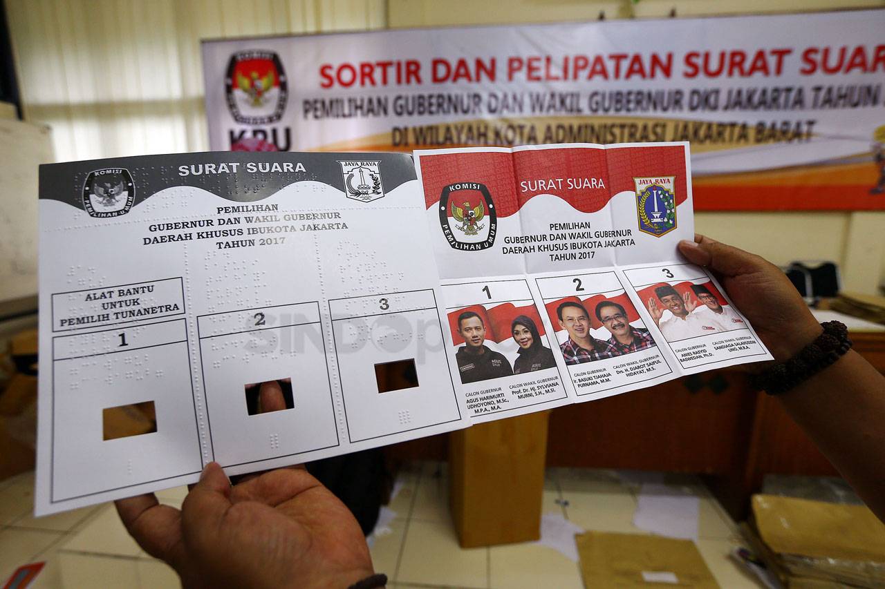 KPU Jakbar Distribusikan...