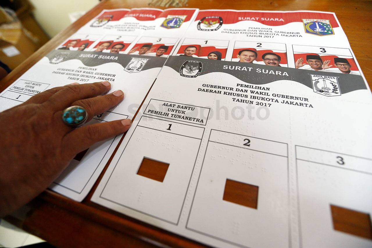 KPU Jakbar Distribusikan...