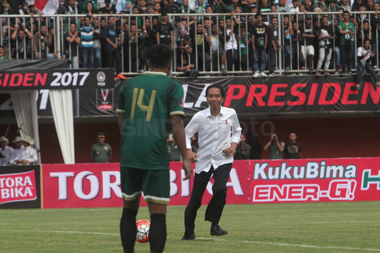 Presiden Jokowi Membuka...