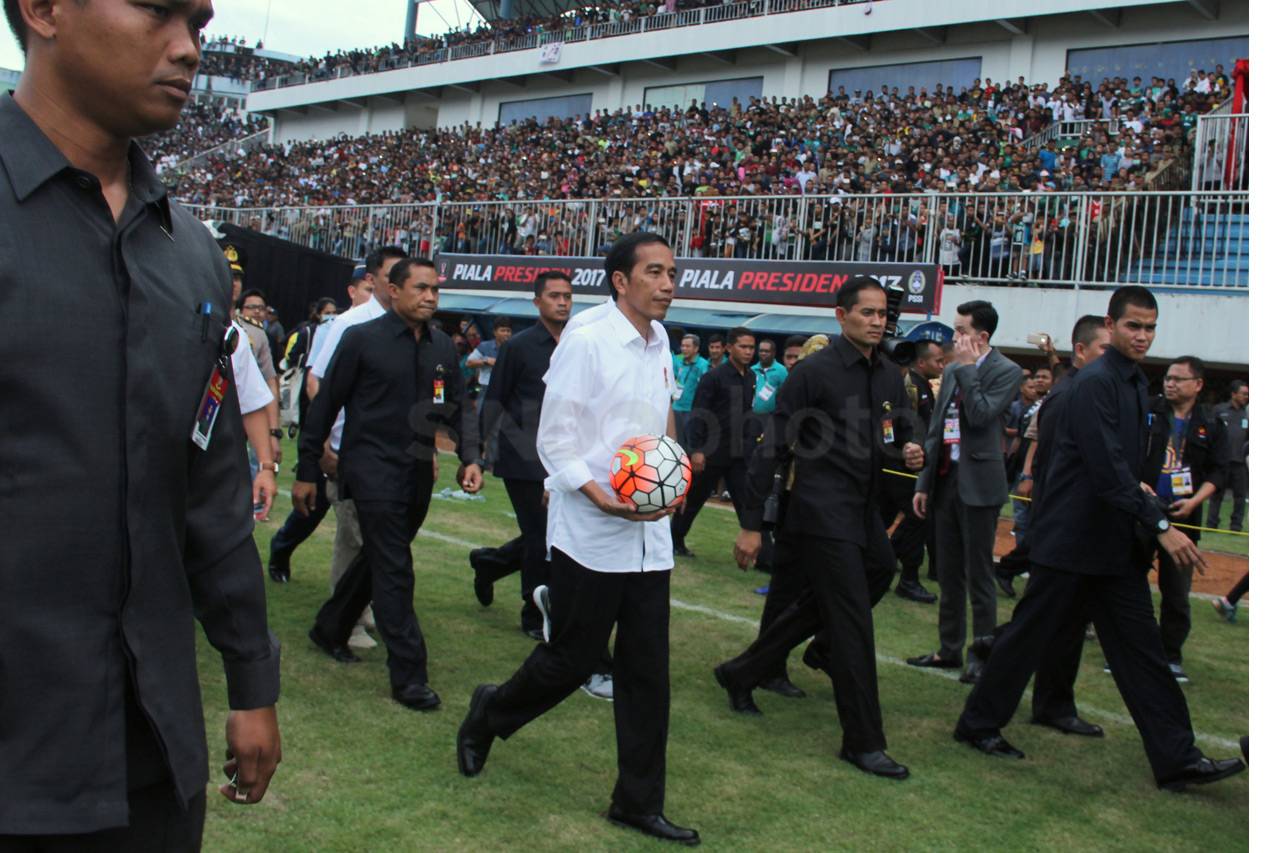 Presiden Jokowi Membuka...