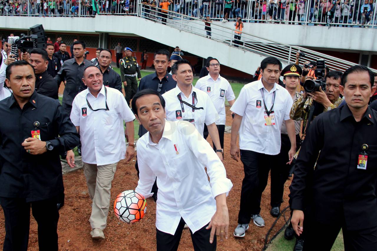 Presiden Jokowi Membuka...