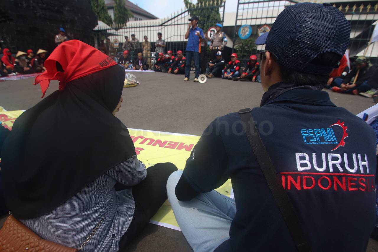 Buruh Gelar Unjuk Rasa...