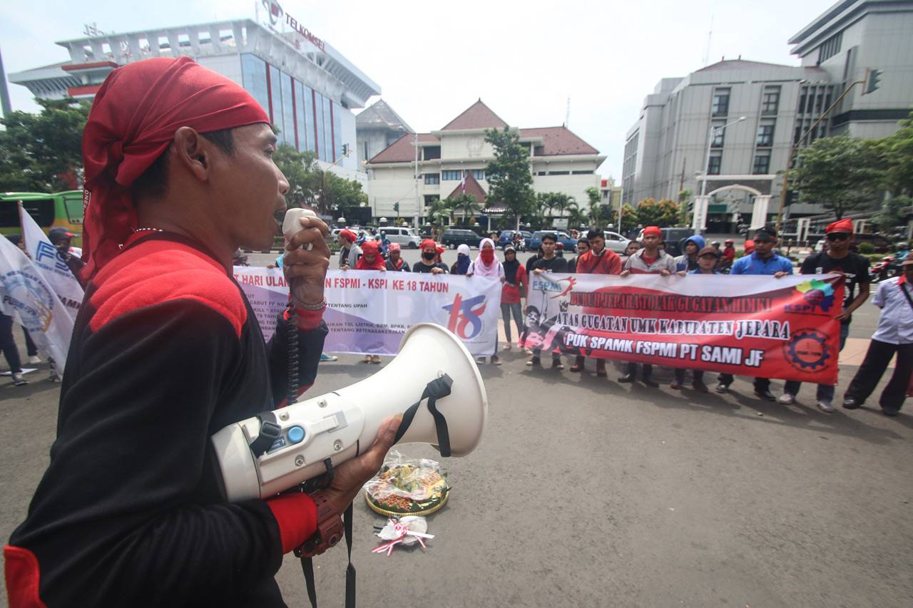 Buruh Gelar Unjuk Rasa...