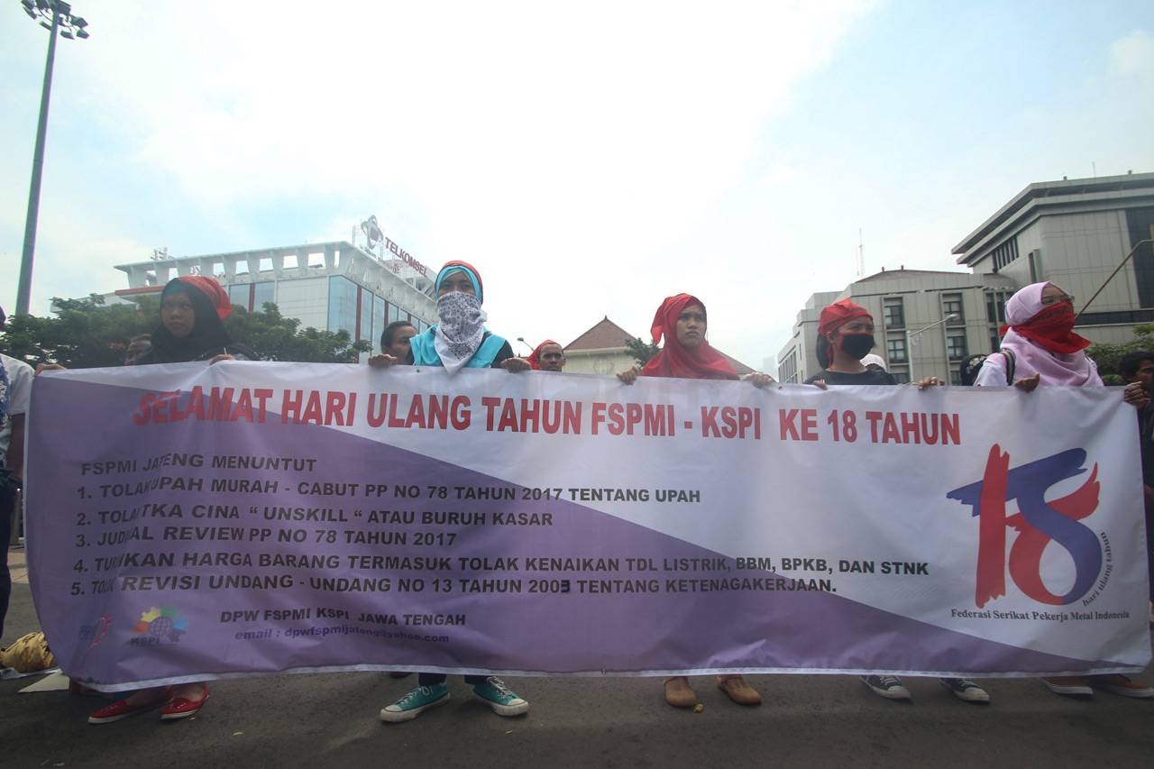 Buruh Gelar Unjuk Rasa...