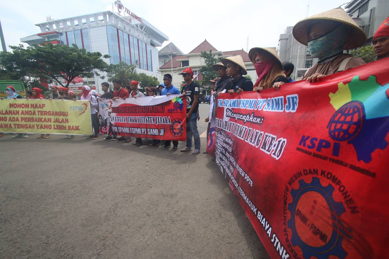 Buruh Gelar Unjuk Rasa...