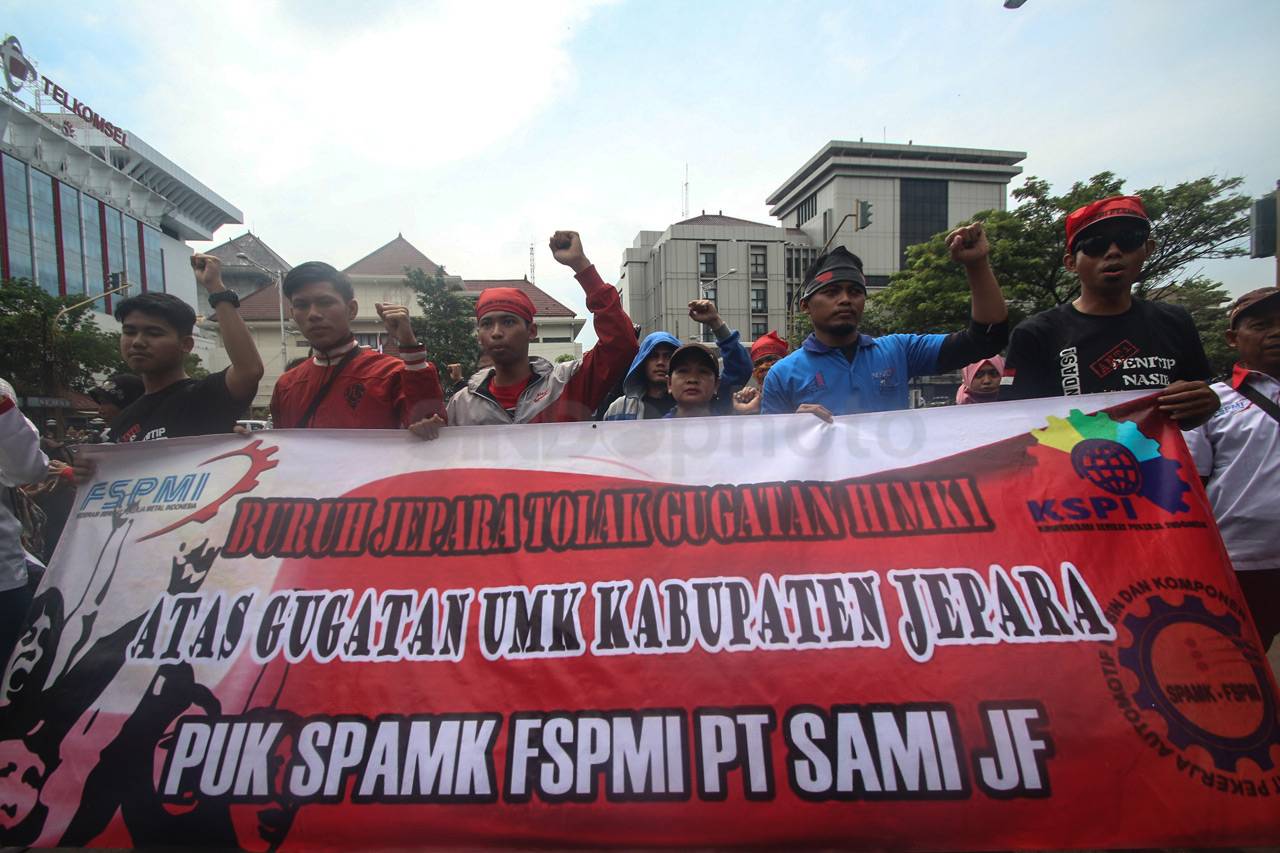 Buruh Gelar Unjuk Rasa...