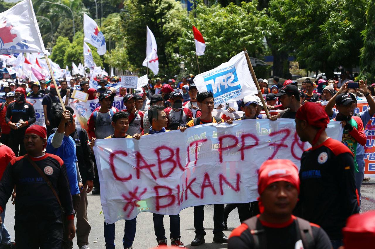 Ratusan Buruh Gelar...