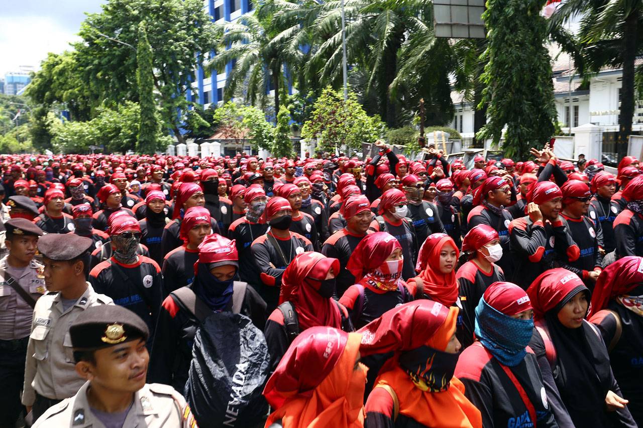 Ratusan Buruh Gelar...