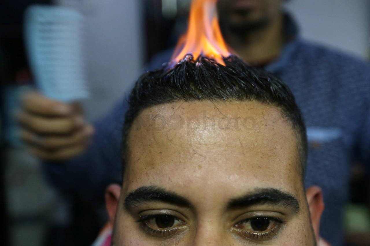 Cukur Rambut Pakai Api...