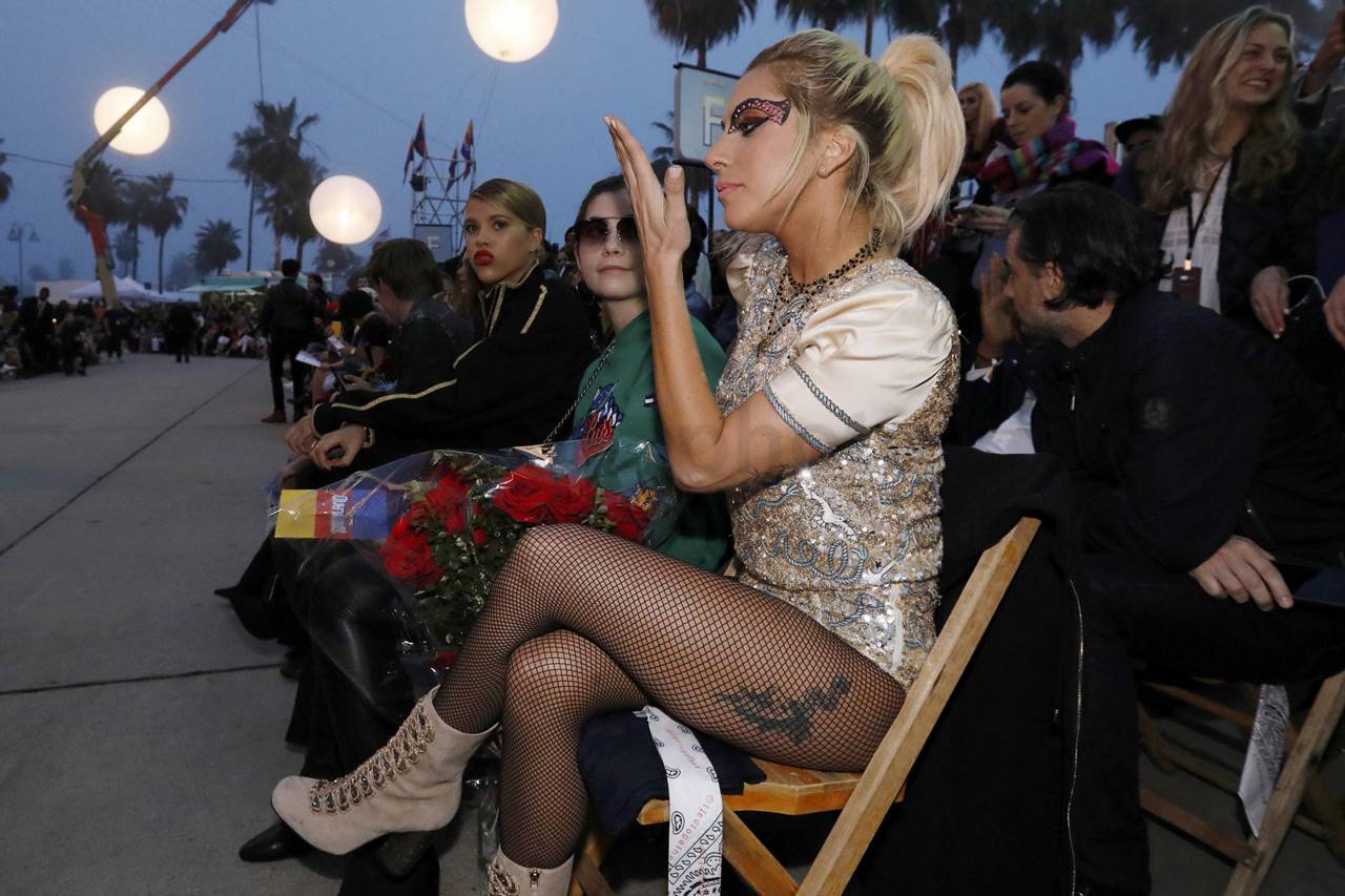 Gaya Nyentrik Lady Gaga...