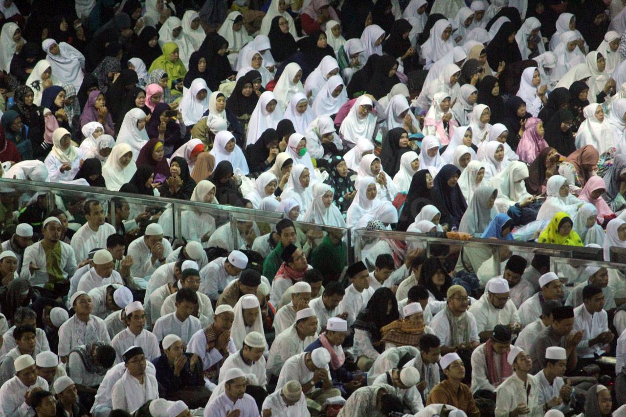Puluhan Ribu Umat Muslim...