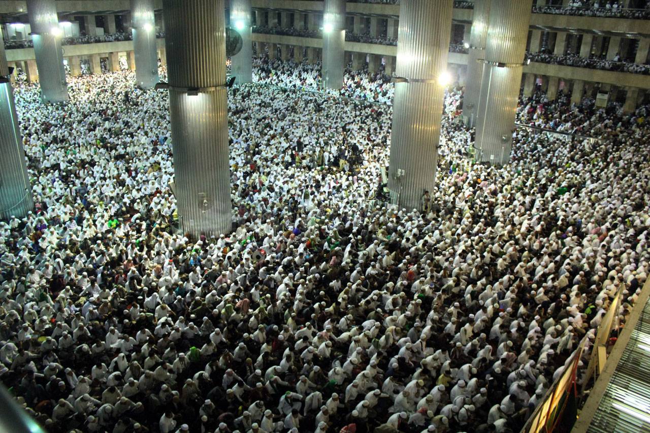 Puluhan Ribu Umat Muslim...