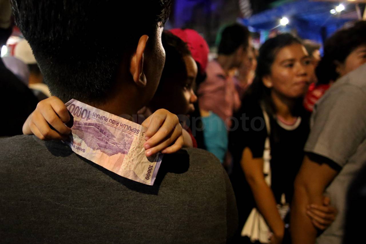 Warga Padati Pasar Malam...