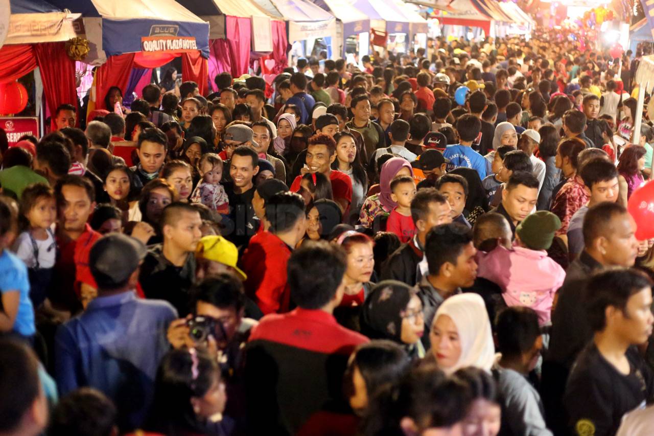 Warga Padati Pasar Malam...