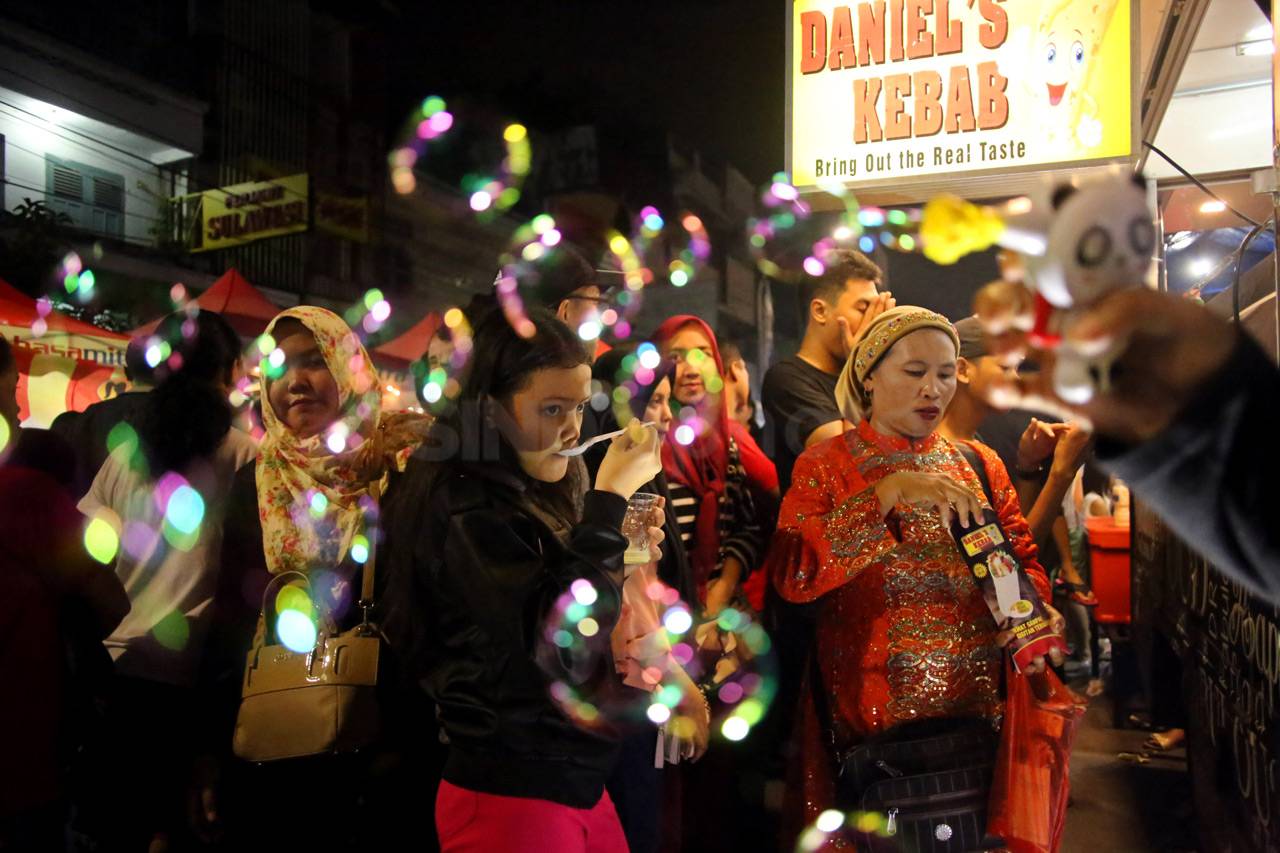 Warga Padati Pasar Malam...