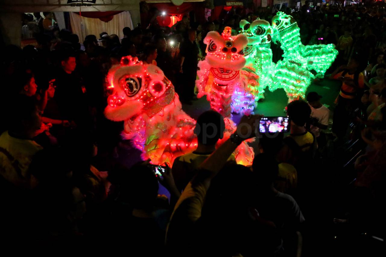 Warga Padati Pasar Malam...