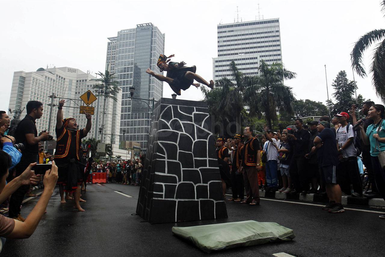 Pertunjukan Lompat Batu...