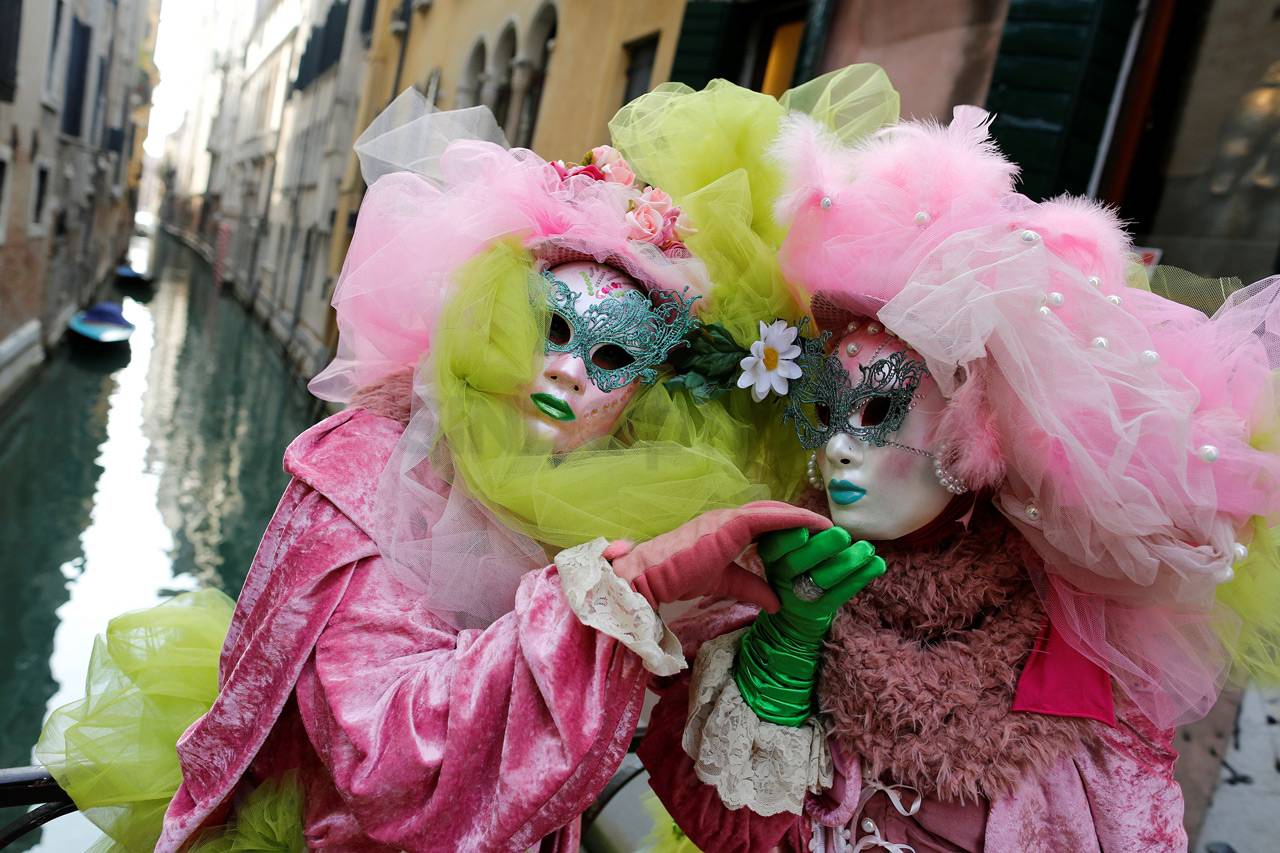 Karnaval Topeng di Kota...