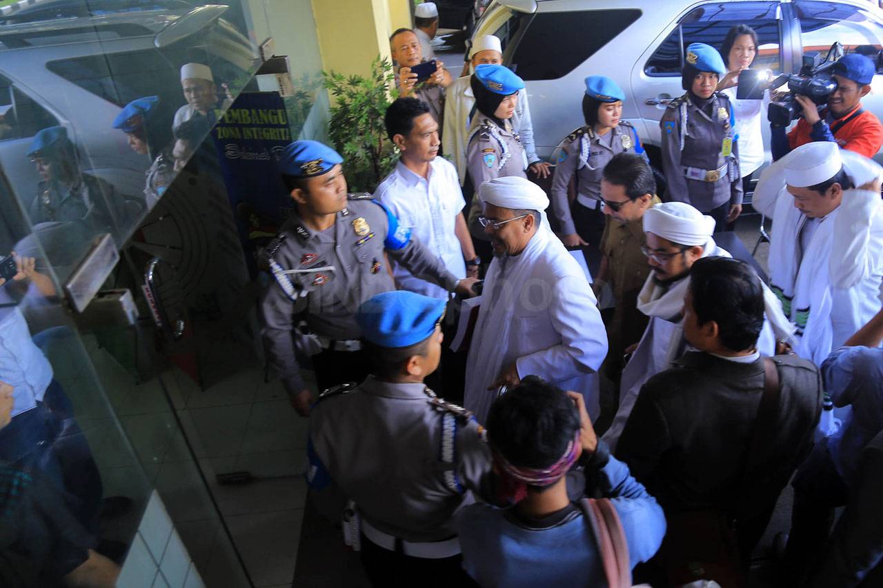 Habib Rizieq Penuhi...
