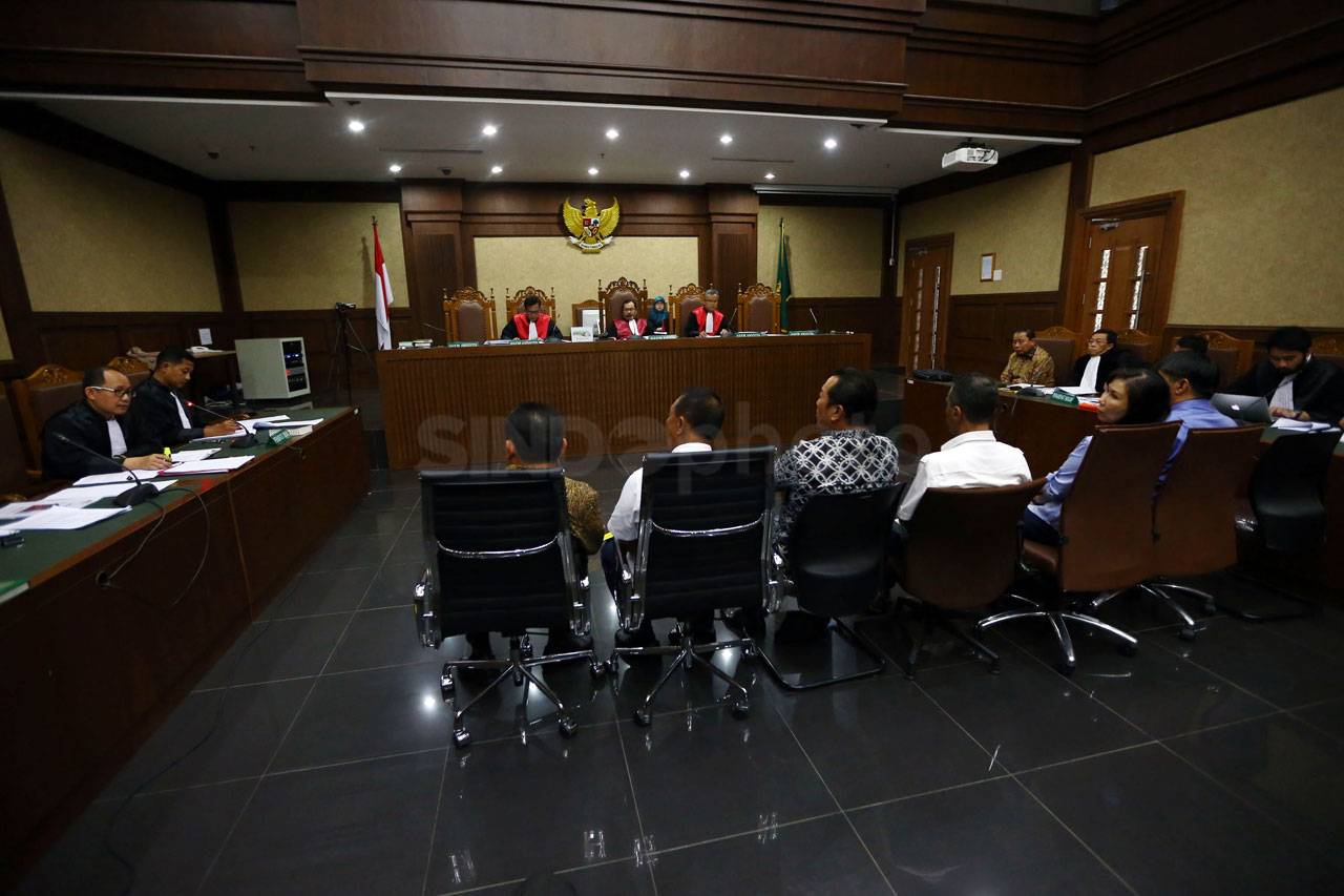 Bupati Halmahera Berikan...