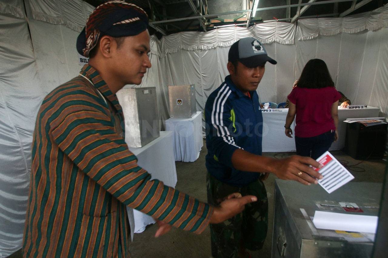 Berbaju Lurik dan Blangkon,...