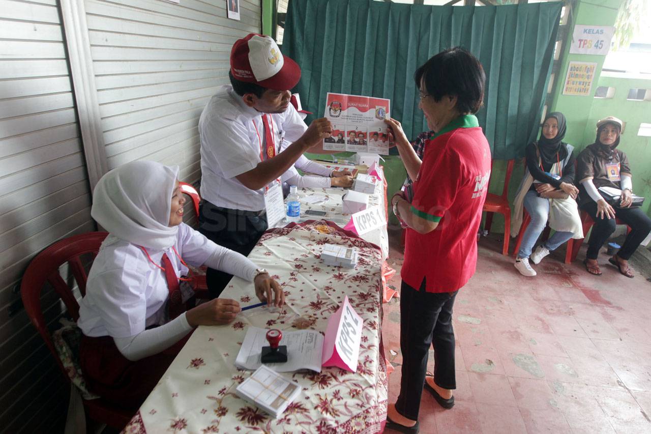 Petugas KPPS di Kebon...