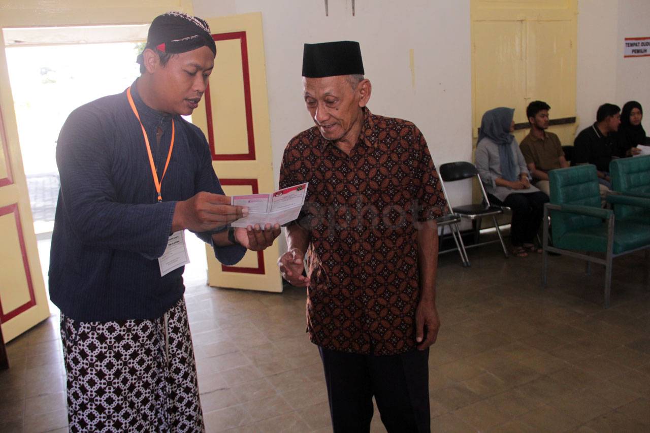 Petugas KPPS di Pura...