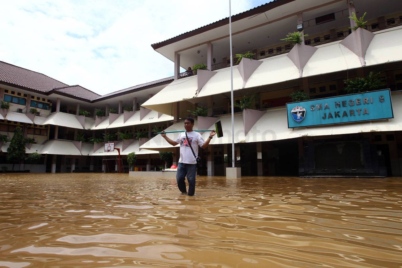 Banjir Hingga Satu Meter...