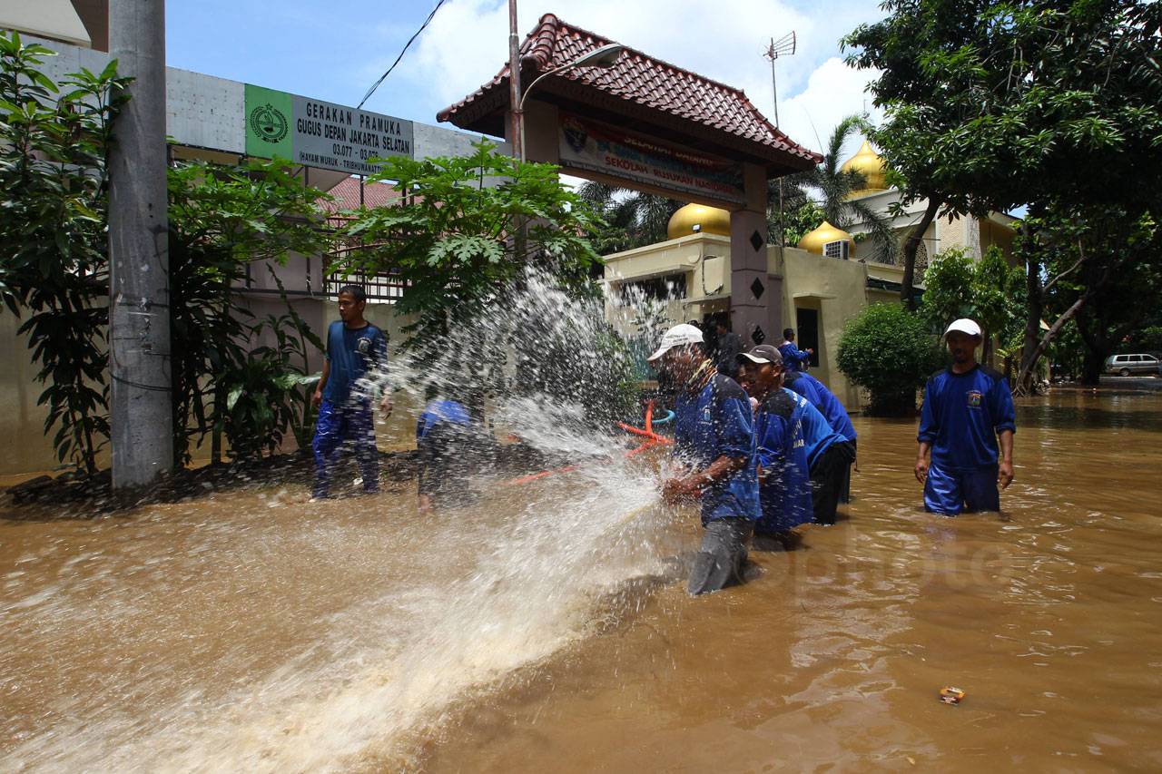 Banjir Hingga Satu Meter...