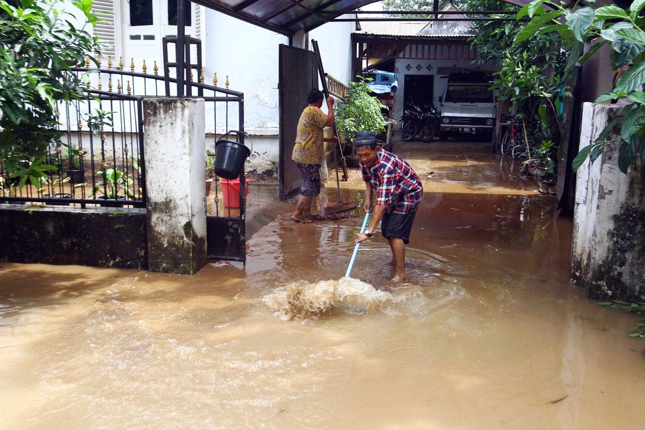 Banjir Hingga Satu Meter...