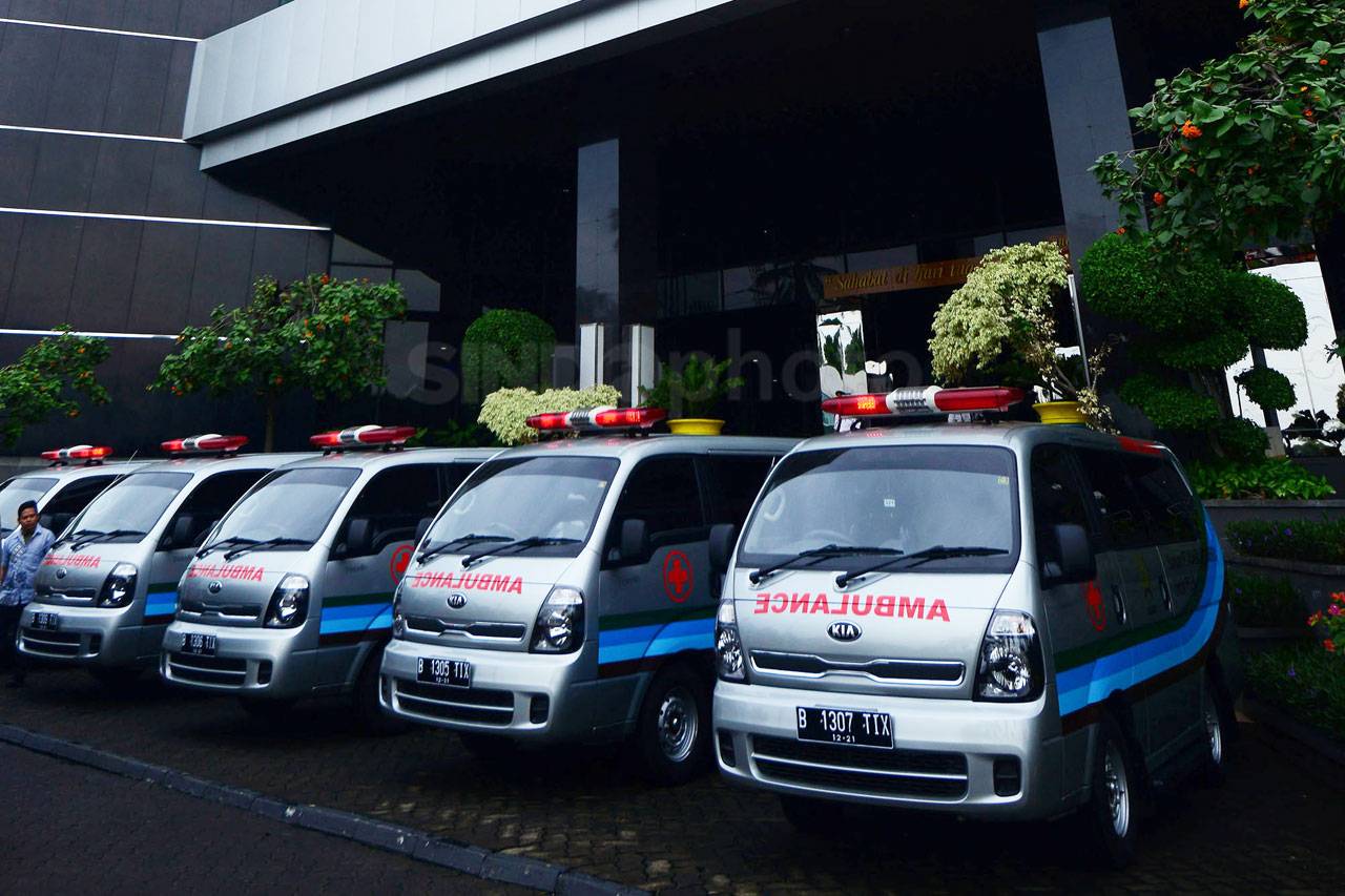 Asabri Serahkan 6 Ambulance...