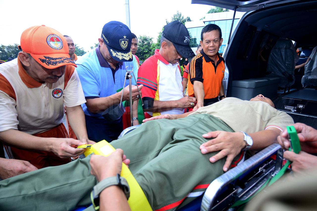 Asabri Serahkan 6 Ambulance...