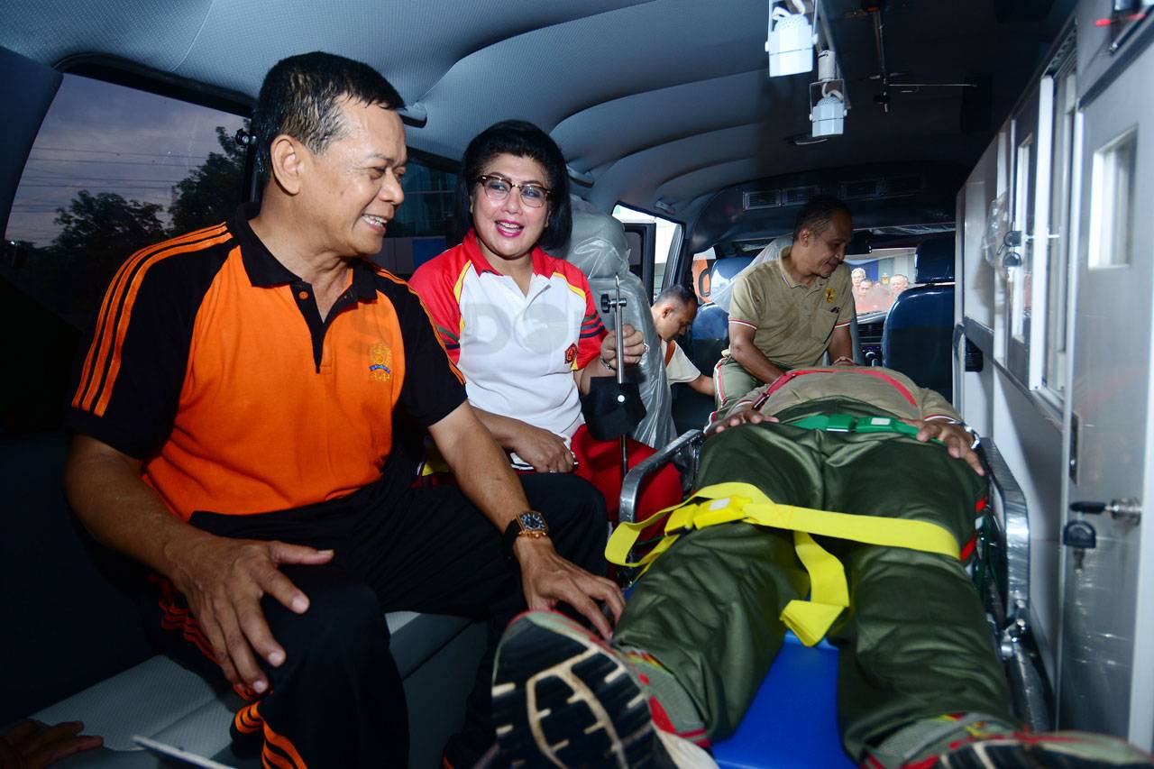 Asabri Serahkan 6 Ambulance...