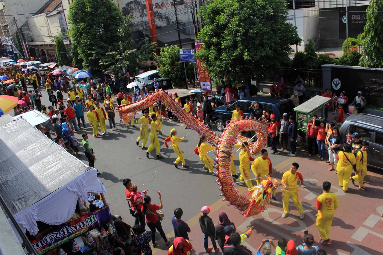 Ribuan Warga Bandung...